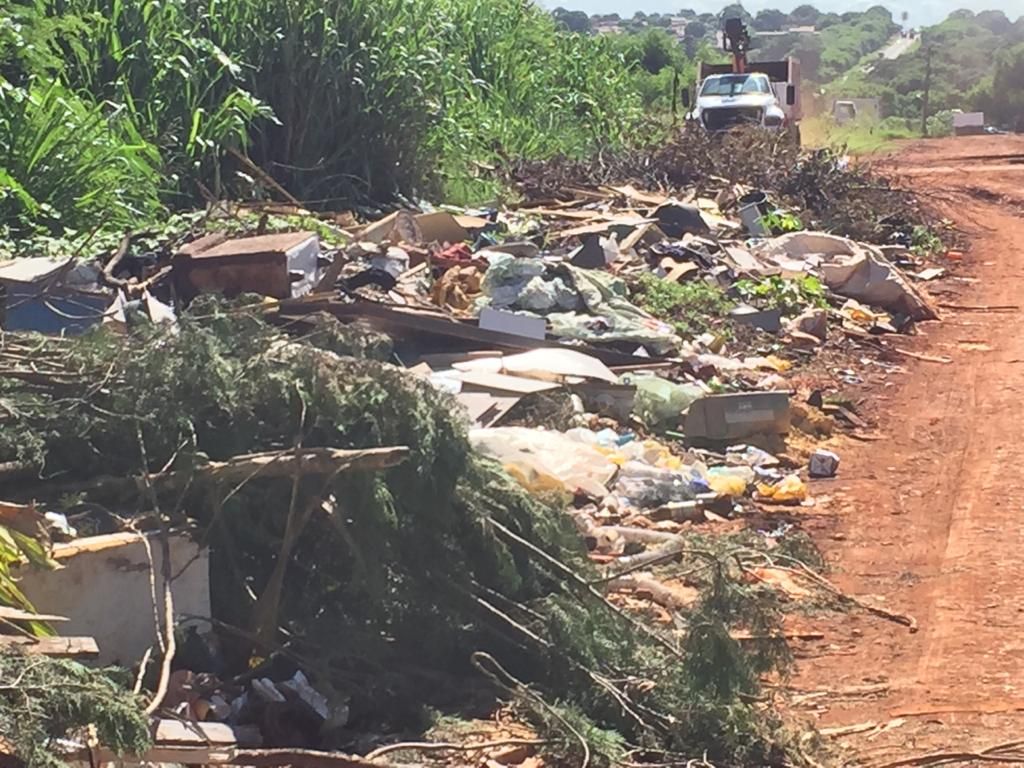 Terreno baldio com sujeira na sitioca Campina Verde - Foto: divulgação/94FM