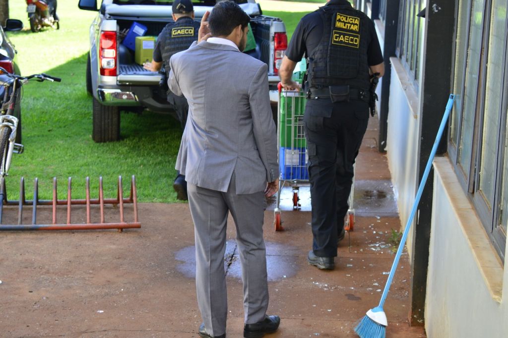 Documentos foram apreendidos pelo Gaeco na Prefeitura de Dourados (Foto: Eliel Oliveira)