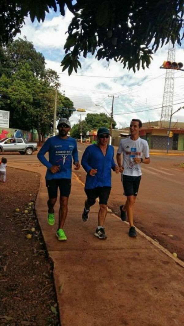 Anízio e Itamar promoveu ultramaratona solidária dia 15 de dezembro na Paróquia Santo Elias, em Dourados (Foto: Divulgação) 