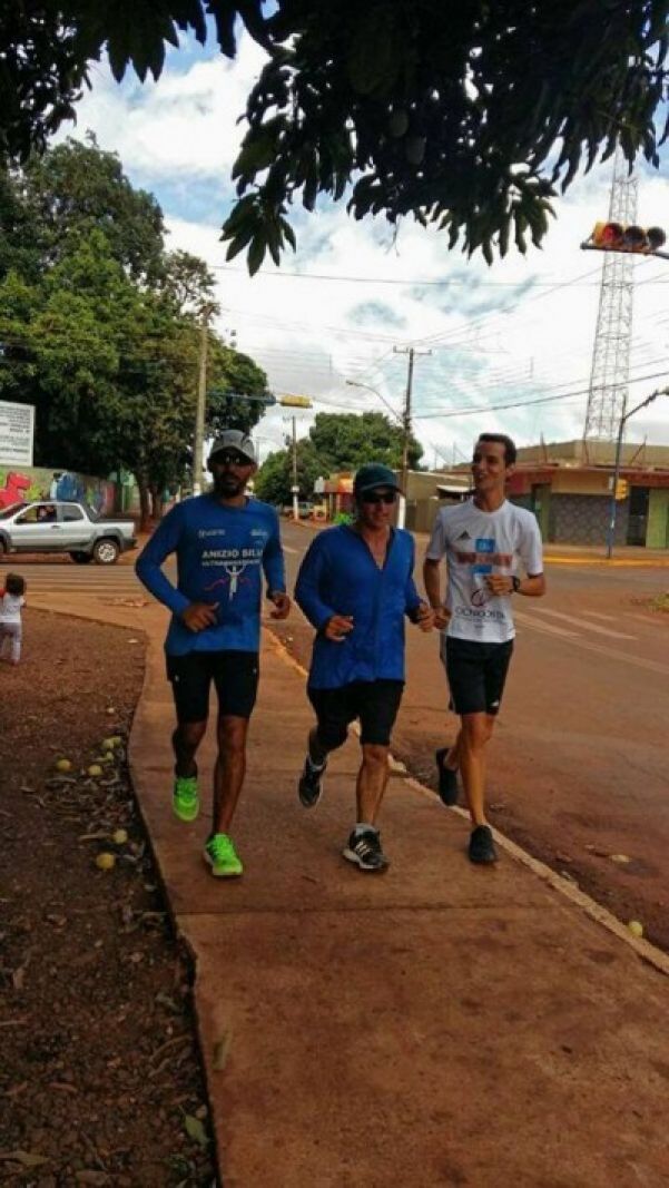 Anízio e Itamar promoveu ultramaratona solidária dia 15 de dezembro na Paróquia Santo Elias, em Dourados (Foto: Divulgação)