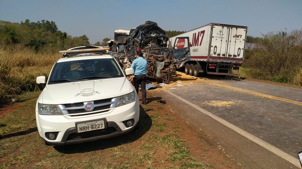 Acidente envolvendo dois caminhões e duas carretas na BR-163 - Foto: Sidnei Bronka