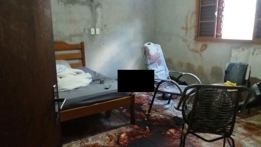 Corpo da vítima foi encontrado dentro da casa, no chão ensanguentado (Foto: 94FM)