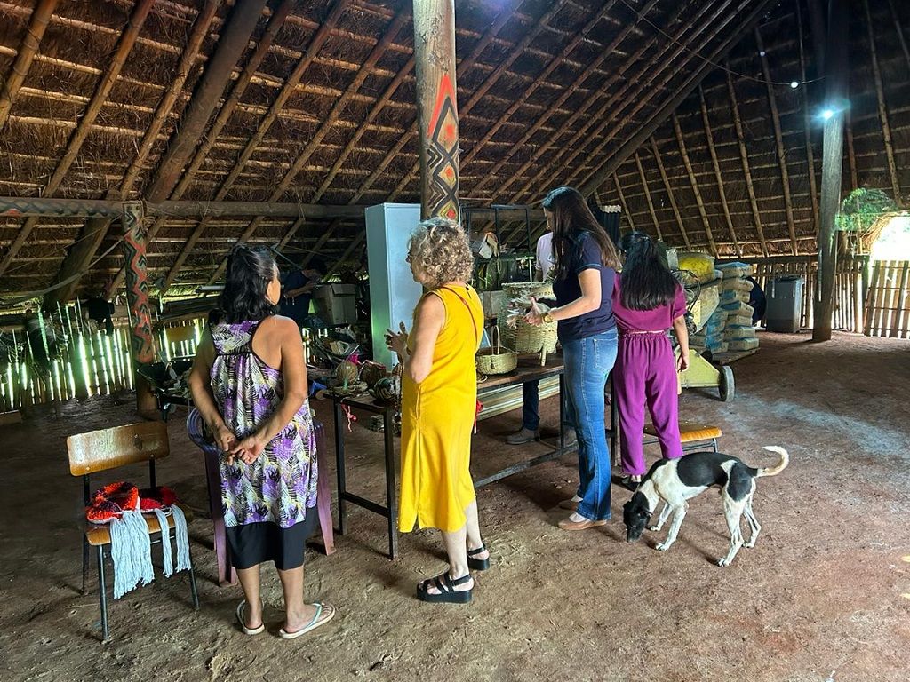 Lumena em momento de visita à Aldeia Jaguapiru (Foto: Divulgação)