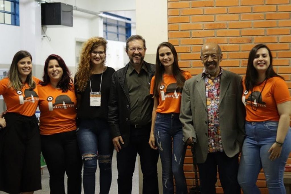 Grupo de Estudo InterArtes juntamente com o palestrante Prof. Dr. Aguinaldo José Gonçalves (Foto: Divulgação/UFGD)