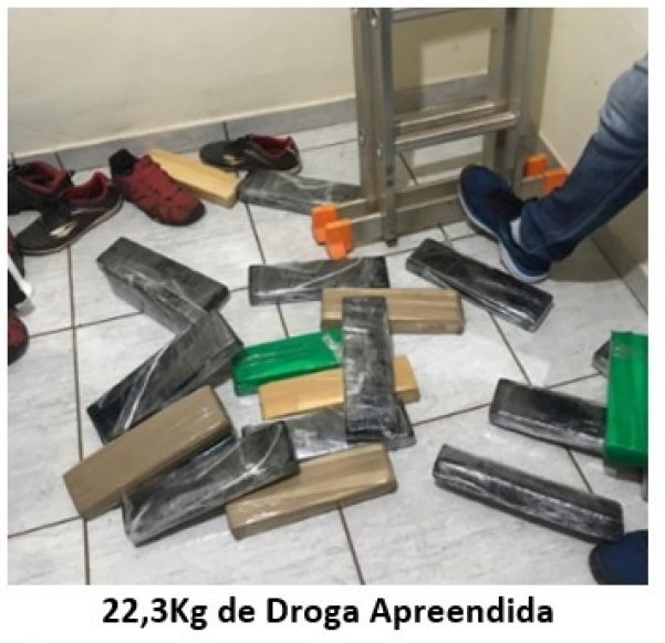 Drogas encontradas na casa onde um dos irmãos tentou esconder-se totalizaram mais de 20 quilos, segundo a polícia (Foto: 94FM)