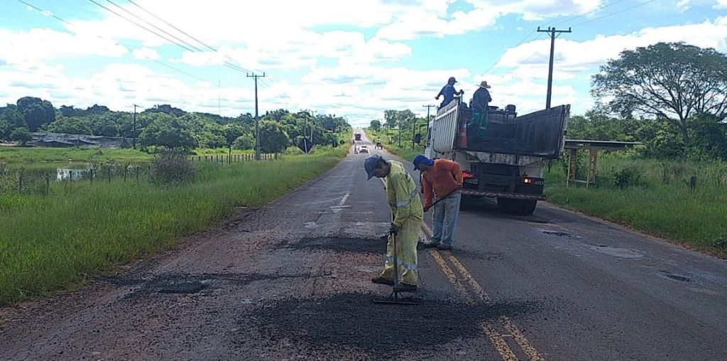 Na MS-384, entre Bela Vista e Antônio João, o tráfego diário de carretas de calcário passa de 350 por dia.