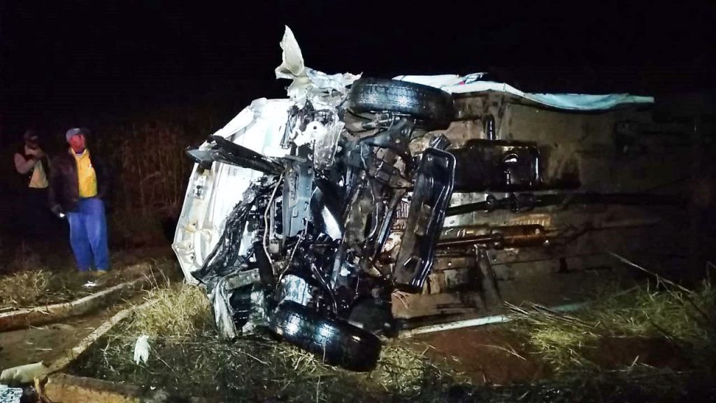 Com o impacto, a van tombou na pista, deixando seis pessoas feridas - Foto: Adilson Domingos