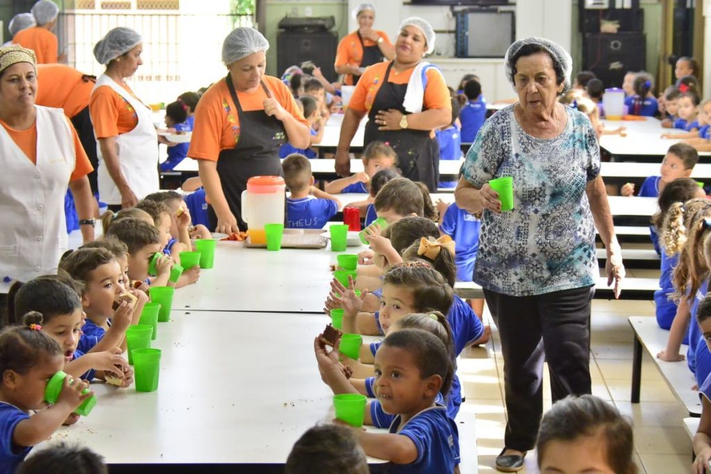 Dona Josephina Fernandes Capilé é fundadora da Creche André Luiz e cuida pessoalmente das crianças (Foto: Eliel Oliveira/Divulgação)