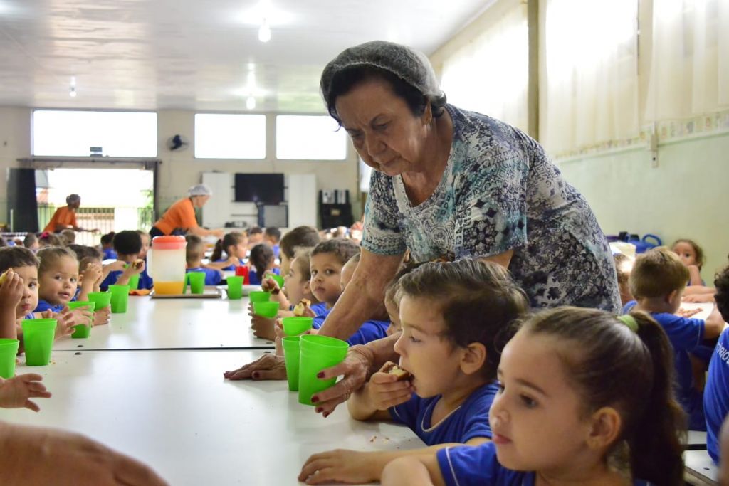Tratada como avó pelos pequeninos, Dona Josephina cuida de cada um como se fossem de sua própria família (Foto: Eliel Oliveira/Divulgação)