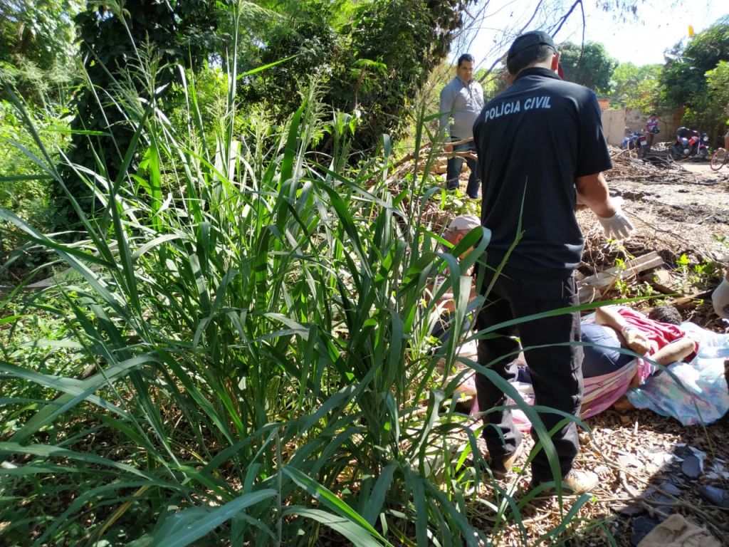 O Corpo foi encontrado ao lado de uma árvore - Foto: Sidnei Bronka