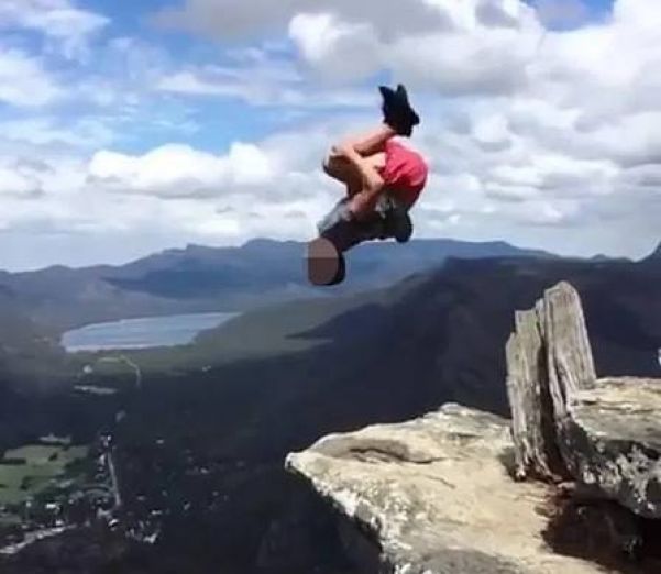 Turista dá cambalhota na pedra de onde caiu Rosy Loomba - Foto: Reprodução/Instagram
