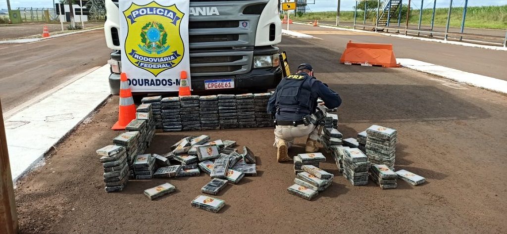 Carga de cocaína tinha como destino provável a Europa após ser levada para o litoral brasileiro (Foto: Sidnei Bronka)