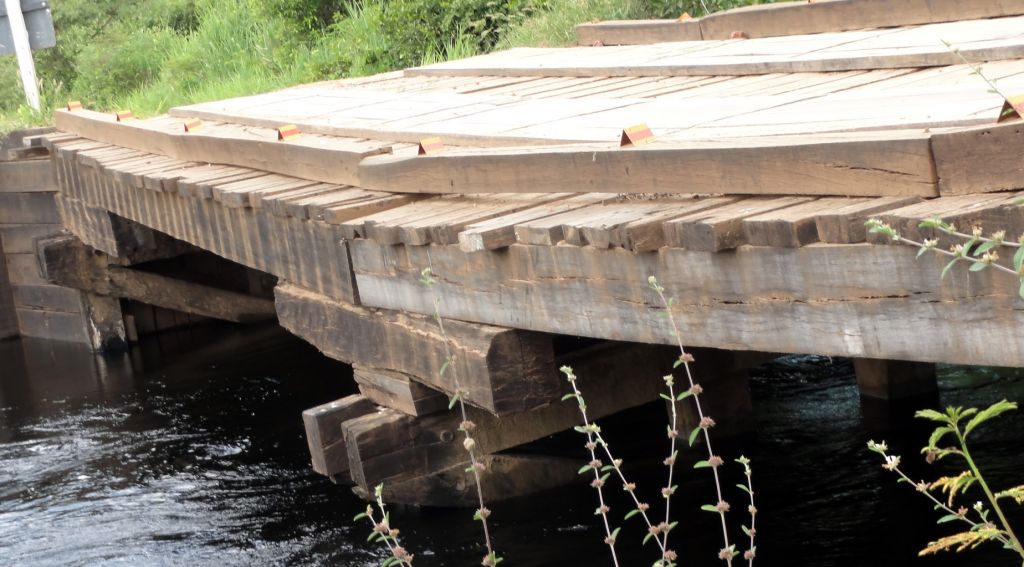 Risco de desabamento levou a Agesul a suspender o tráfego de caminhões pela ponte (Foto: Edemir Rodrigues)