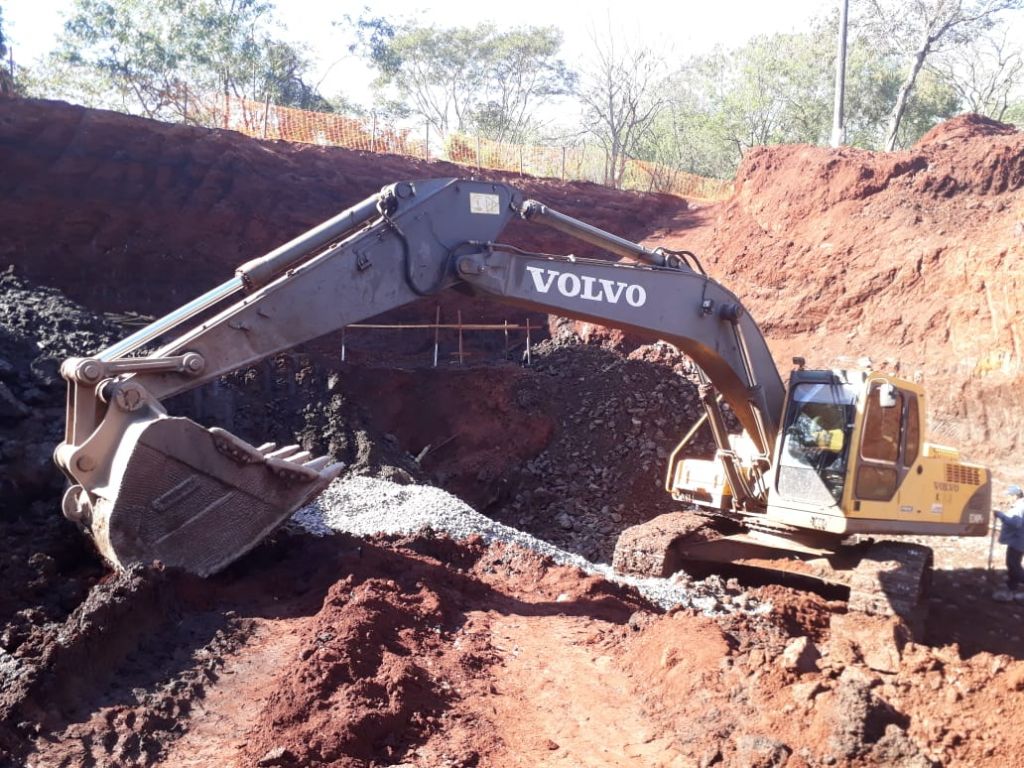 Obra em cratera aberta sob a Avenida Presidente Vargas começou em maio (Foto: André Bento/Arquivo)