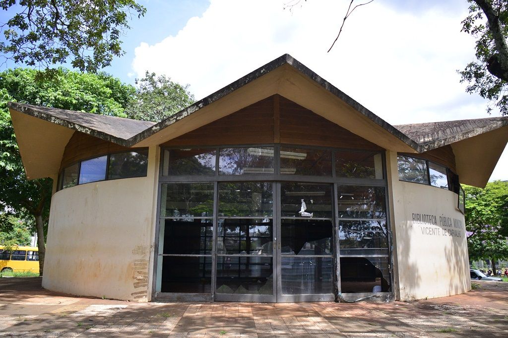 Desativada, biblioteca na praça é abrigo para usuários de drogas (Fotos: Eliel Oliveira)