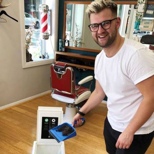 Funcionário da Grand Royal Barbers recolhe cabelos de clientes para 'reciclagem' - Foto: Reprodução/Facebook(Grand Royal Barbers)