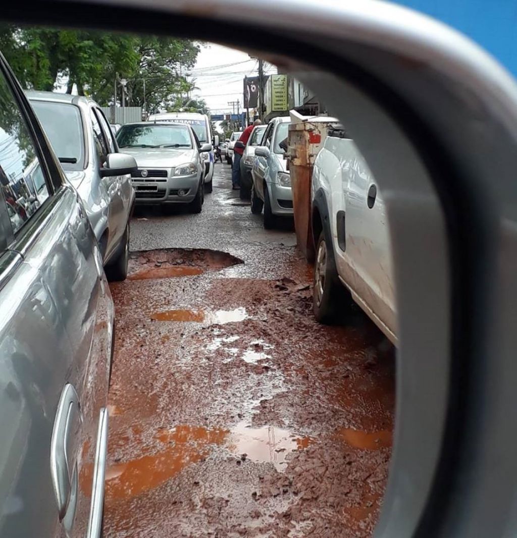 Buraqueira toma conta das ruas de Dourados (Foto: Eliel Oliveira)