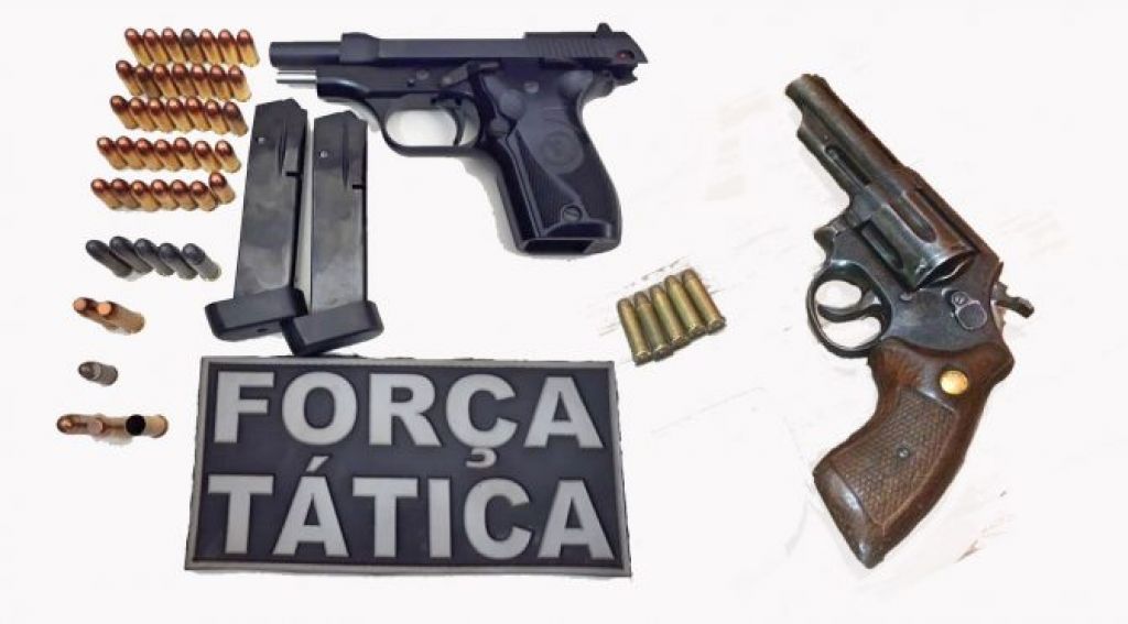 Armas foram apreendidas durante plantão do 3º BPM em Dourados (Foto: Divulgação/PM)