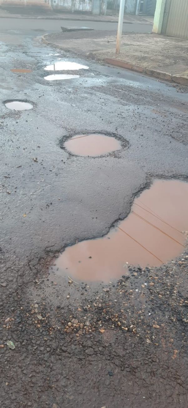 Buracos na Rua Ivinhema, na esquina com a Rua Santos Dumont - Foto: Grasiele Alencar