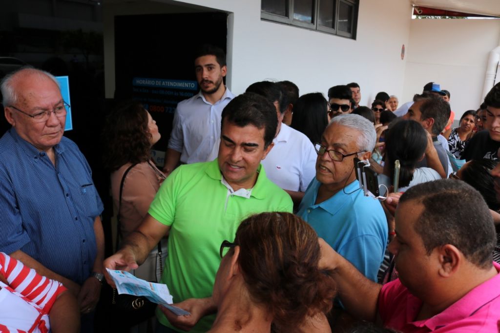 Moradores mostram para Marçal que valor de contas mais que dobraram nos últimos dois meses