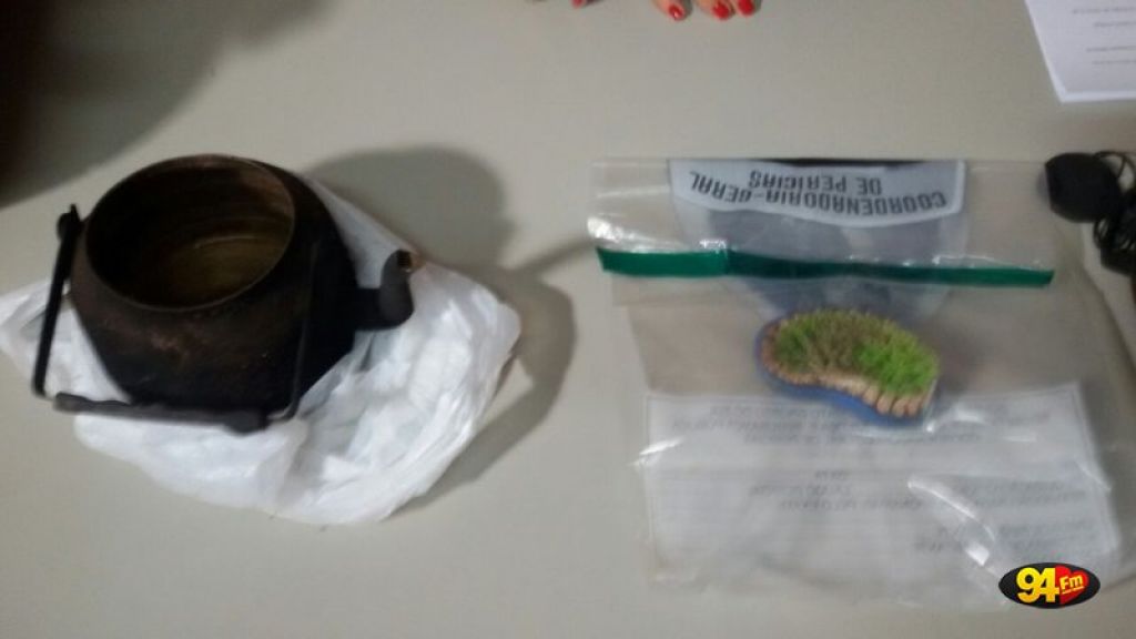 Chaleira teria sido utilizadas para jogar água fervente nas partes íntimas da vítima, posteriormente lavada com escova, segundo investigações (Foto: Sidnei Bronka/Arquivo 94FM)