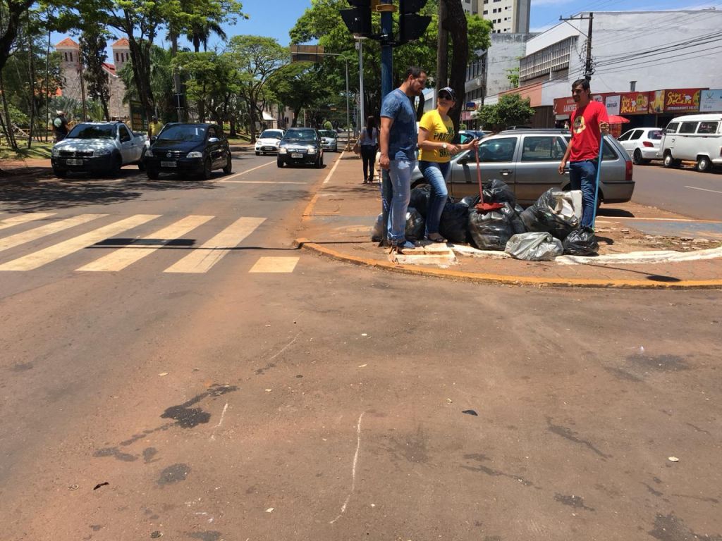 Equipe limpando a sujeira deixada após comemoração de Bolsonaro - Foto: divulgação