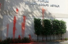 Finta vermelha foi lançada contra paredes externas do prédio onde funciona o Poder Judiciário no município (Foto: Sidnei Bronka)