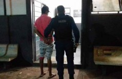 Tia flagra homem estuprando criança de 8 anos dentro de residência (Foto: Da Hora Bataguassu)