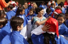Dona Josephina cuida das crianças como se fossem netos dela (Foto: Eliel Oliveira)