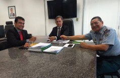 Reunião entre o deputado Marçal Filho, o secretário Carlos Videira e o comandante da PMMS, Waldir Ribeiro Acosta ( Foto: Divulgação)