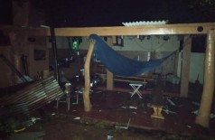 Varanda de casa perdeu cobertura e vento derrubou tudo o que havia embaixo (Foto: Direto das Ruas)