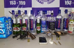 Armas, drogas e bebidas alcoólicas  apreendidas pela polícia - Foto: Sidnei Bronka