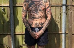 Chris Woodhead decidiu fazer uma tatuagem para cada dia da quarentena - Foto: Instagram / Reprodução