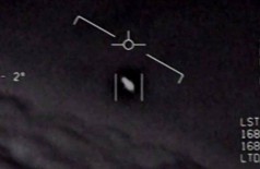 Uma das gravações divulgadas mostra um OVNI voando rapidamente - Foto: Reprodução