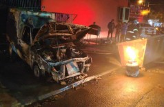 Carro destruído no incêndio - Foto: Sidnei Bronka