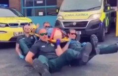 Paramédicos ingleses fazem dança do caixão com 'paciente com coronavírus' - Foto: Reprodução/YouTube