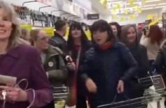 Manifestantes sem máscara fazem compras em supermercado inglês (Foto: Reprodução)