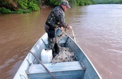A rede de pesca, medindo 120 meros de comprimento foi retirada do rio e apreendida - Foto: PMA