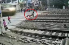 Motociclista escapa de acidente em Mumbai (Foto: Reprodução/Twitter)