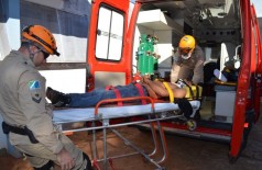 As vitimas foram socorridas por uma equipe do Corpo de Bombeiros e levados até o Hospital da Vida (Sidnei Bronka)
