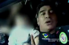 Maradona se irrita e dá tapa na cara de jornalista na Argentina (assista)