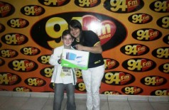 A gerente da 94FM, Clarice de Lima, entregou o Netbook ao pequeno Guilherme Binsfeld (Karina Veríssimo)