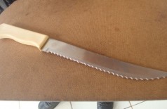Em Dourados, marido utiliza faca de serra e golpeia mulher 21 vezes