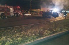 Hilux pega fogo após colidir em caminhão com combustível