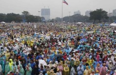 Católicos assistem a missa do Papa Francisco no Rizal Park, em Manila, Filipinas, neste domingo, 18 de janeiro (Erik De Castro / Reuters)