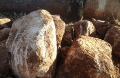 Problema com pedras em calçada de leitor é resolvido, mas é “transferido” para demais douradenses