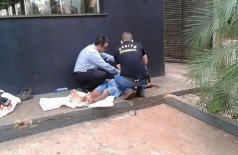 Homem é encontrado morto em calçada de restaurante no centro de Dourados com sinal de espancamento