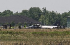 O piloto se ejetou do avião somente após o pouso forçado (AFP)