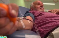 James Harrison carrega um anticorpo raro que produz a vacina para o fator Rh do sangue (Reprodução/Youtube/TomoNews US)