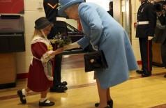Criança de seis anos recebe Elizabeth II em Cardiff / Steve Parsons/Pool/Reuters	Criança de seis anos recebe E... (Steve Parsons/Pool/Reuters)